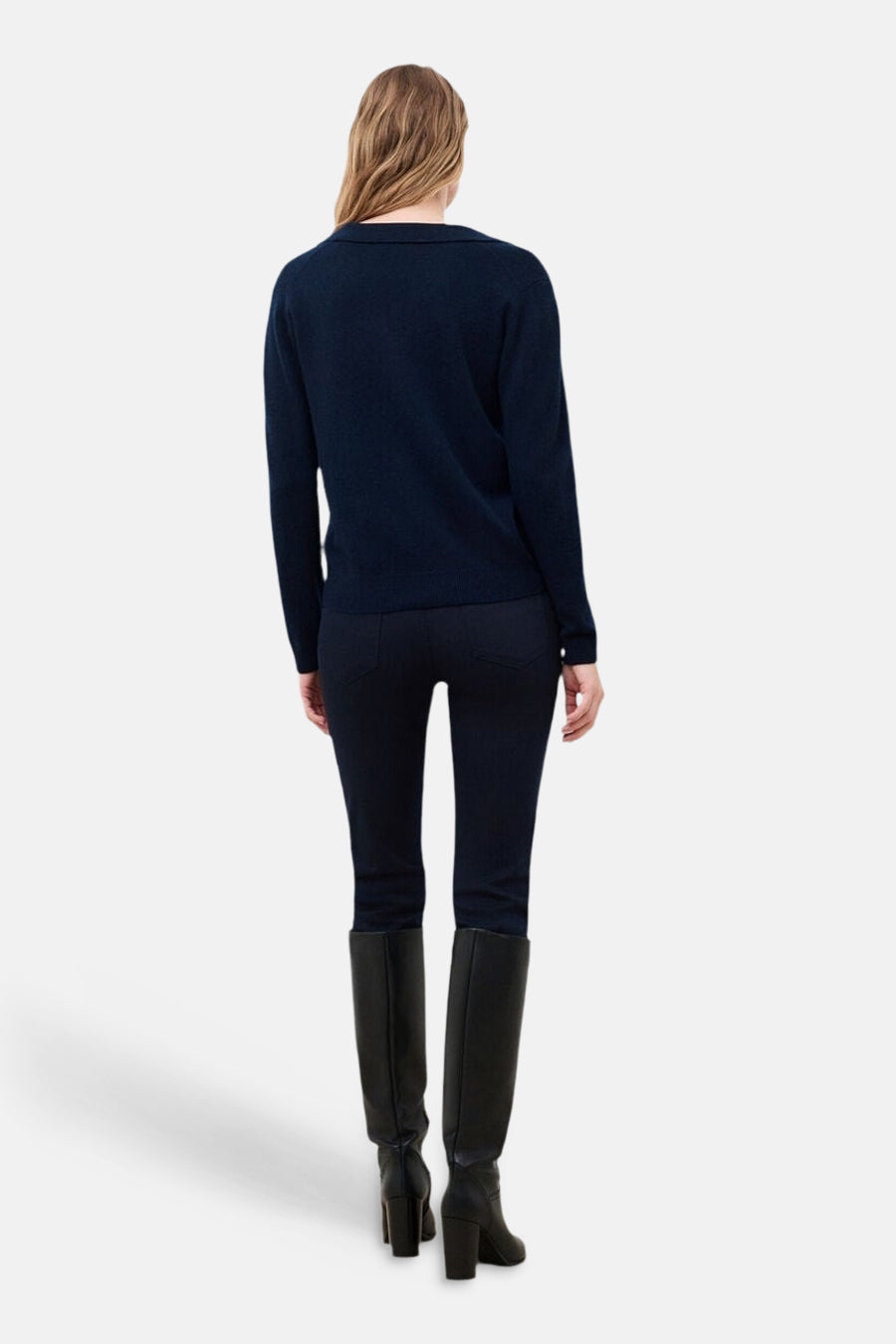 Vue de dos d’un pull col V bleu marine CAROLL porté par un mannequin.