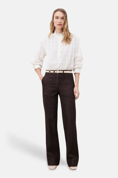 Pantalon 5 poches marron pour femme CAROLL, porté par un mannequin.