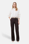 Pantalon 5 poches marron pour femme CAROLL, porté par un mannequin.