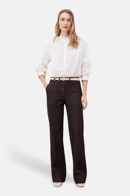 Pantalon 5 poches marron pour femme CAROLL, porté par un mannequin.