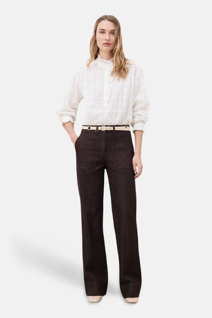 Pantalon 5 poches marron pour femme CAROLL, porté par un mannequin.