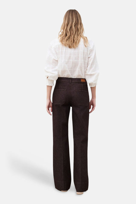 Modèle vue de dos portant un pantalon 5 poches brun CAROLL à jambes larges.