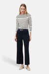 Pantalon bleu marine coupe droite à poches porté par un mannequin, marque CAROLL