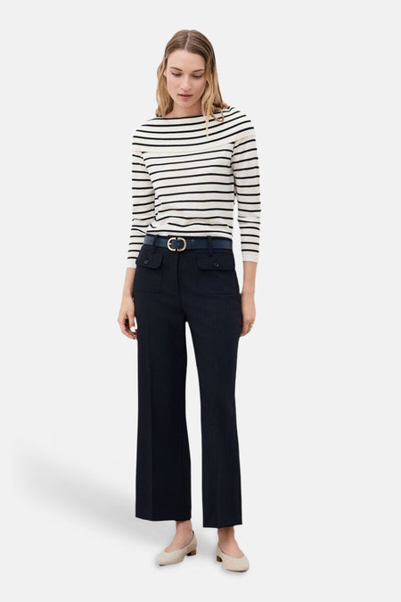 Pantalon bleu marine coupe droite à poches porté par un mannequin, marque CAROLL