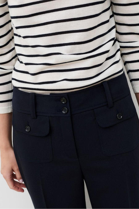 Pantalon formel bleu marine CAROLL avec poches à rabat et boutons, porté avec un haut rayé