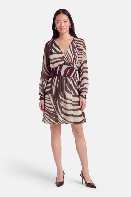 Robe à manches longues multicolore par Morgan de Toi, imprimé zèbre marron et crème, ceinture cintrée, vue de face