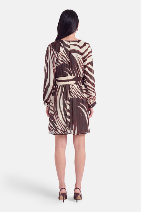 Robe à manches longues multicolore par Morgan de Toi, imprimé zèbre marron et crème, vue dos, ceinture élastiquée, tissu fluide