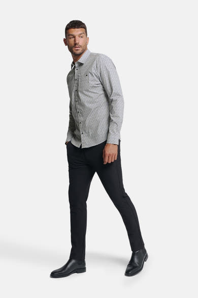 Multikleurig overhemd met lange mouwen van NO EXCESS, met subtiel patroon, gedragen met een zwarte broek en zwarte schoenen.