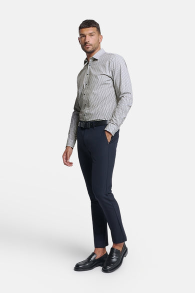 Chemise à manches longues blanche de NO EXCESS avec motif géométrique discret portée avec pantalon et mocassins noirs.