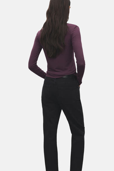 T-shirt bordeaux à manches longues de MANGO, porté avec un jean noir et une ceinture en cuir noir.