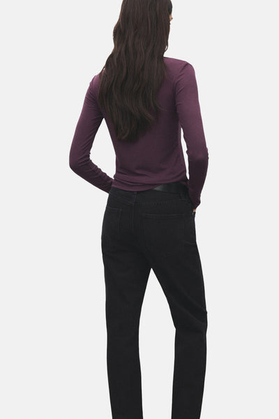 T-shirt bordeaux à manches longues de MANGO, porté avec un jean noir et une ceinture en cuir noir.