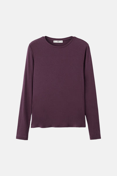 Bordeaux T-shirt met lange mouwen van MANGO, op een neutrale achtergrond.