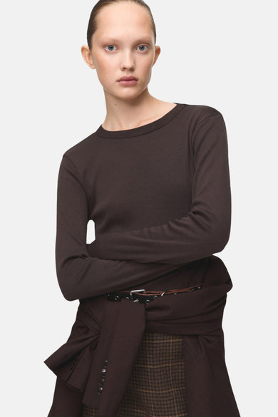 T-shirt à manches longues brun de MANGO, porté avec une veste nouée et une ceinture.
