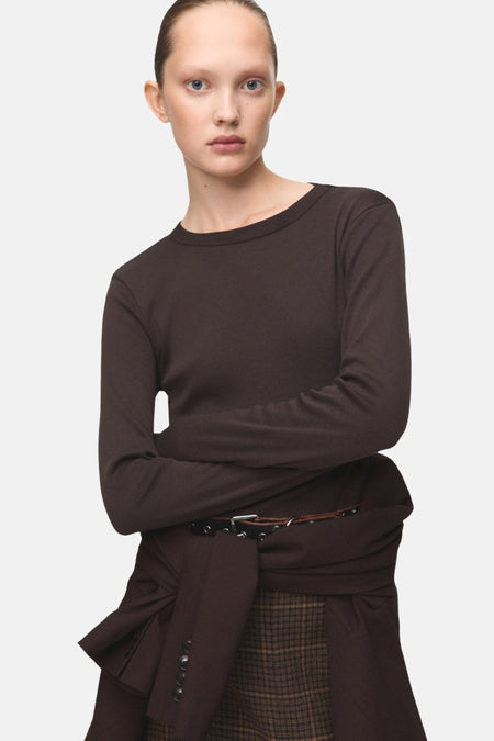 T-shirt à manches longues brun de MANGO, porté avec une veste nouée et une ceinture.
