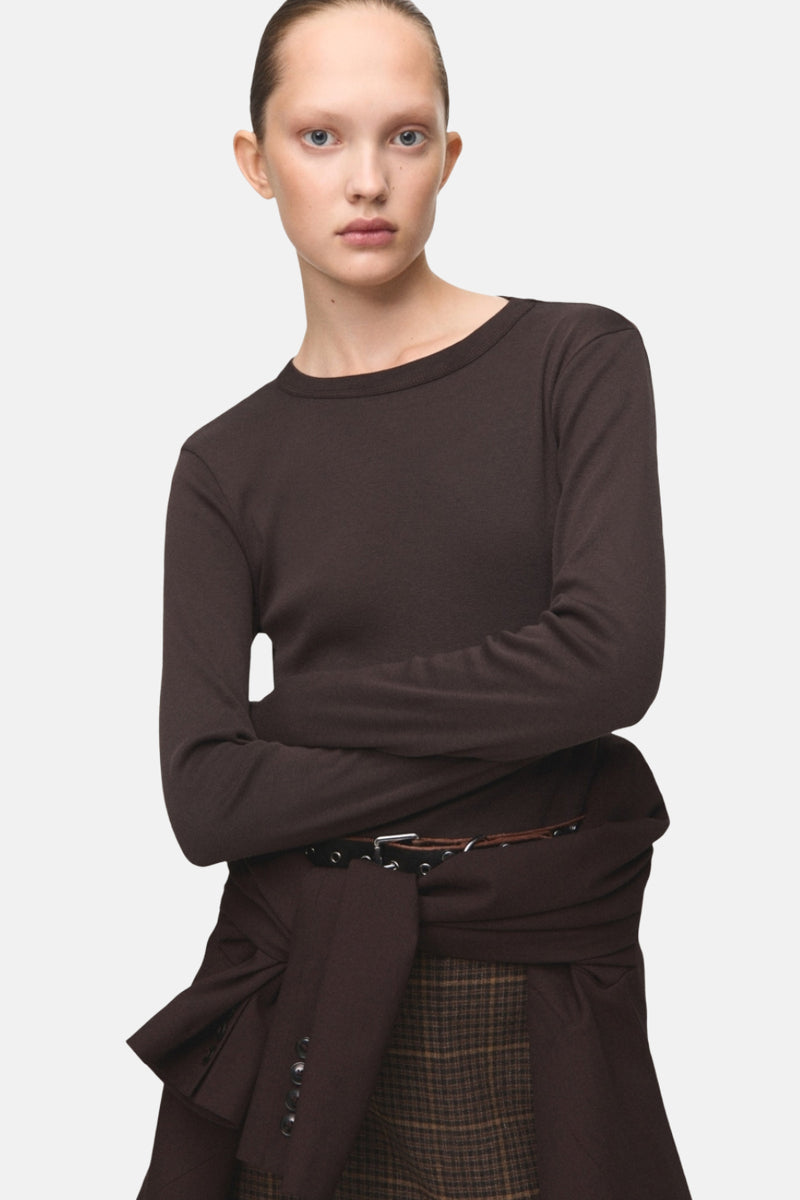 T-shirt à manches longues brun de MANGO, porté avec une veste nouée et une ceinture.
