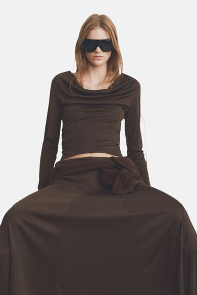 T-shirt à manches longues brun de MANGO, avec encolure drapée et porté avec des lunettes de soleil noires.