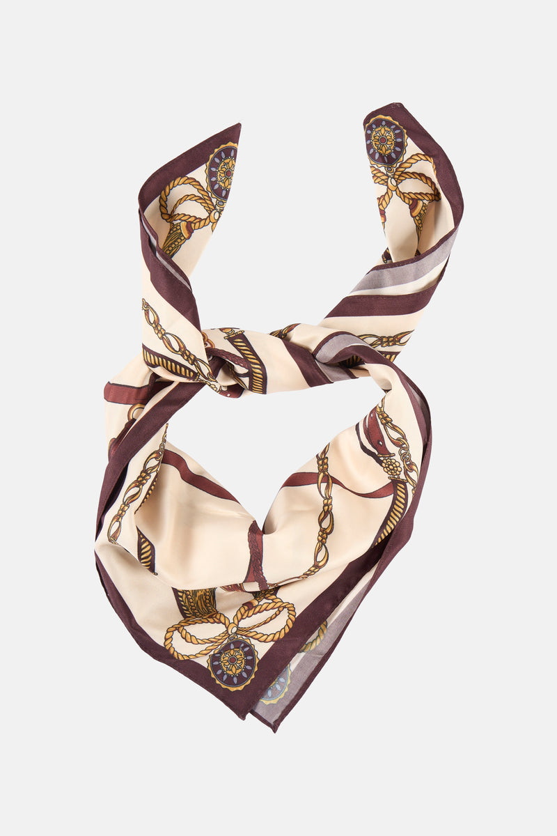 Foulard multicolore par MANGO, avec motif chaînes et cordes sur fond beige.