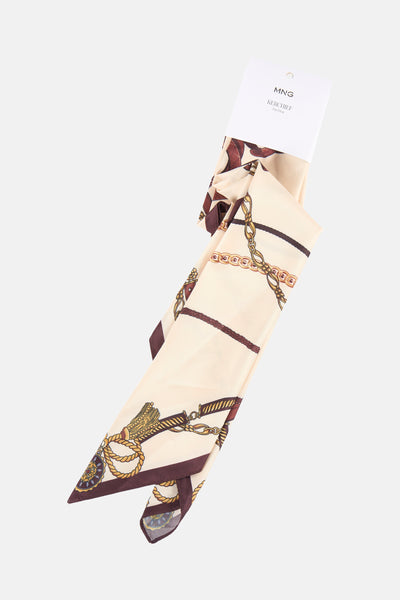 Foulard en soie multicolore de MANGO, avec un motif de chaînes dorées et de cordes sur fond beige.
