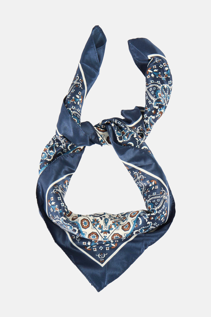 Multikleurige sjaal van MANGO, met een complex paisley-patroon en een effen marineblauwe rand.