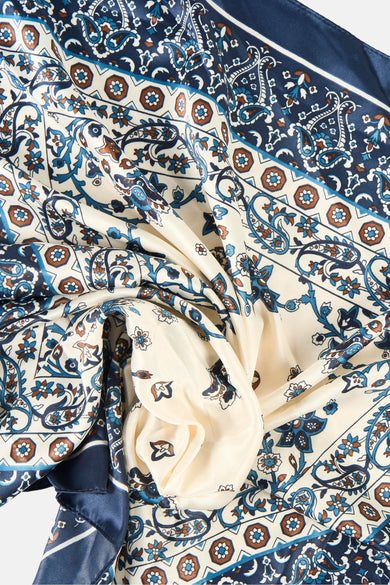 Multikleurige sjaal van MANGO met paisley- en bloemenmotieven, geplooide textuur.
