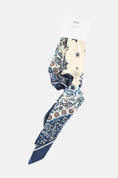 Foulard multicolore de MANGO, avec un motif cachemire complexe et un bord bleu marine uni.