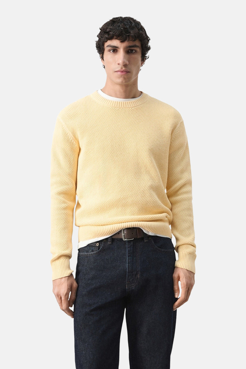 Gele MANGO coltrui, wafeltextuur, gedragen met een donkerblauwe jeans, achterzicht.