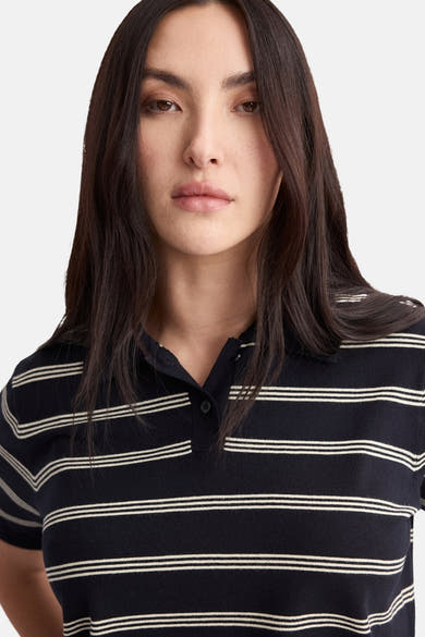 Polo à manches courtes bleu de MANGO, rayures blanches horizontales, boutonnière discrète et coupe classique.