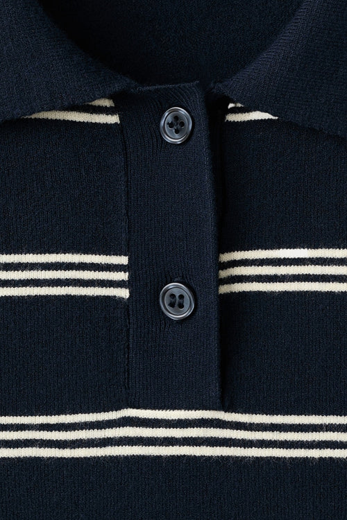 Polo à manches courtes bleu de MANGO, rayures horizontales et fermeture boutonnée.