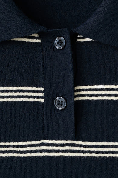 Polo à manches courtes bleu de MANGO, rayures horizontales et fermeture boutonnée.