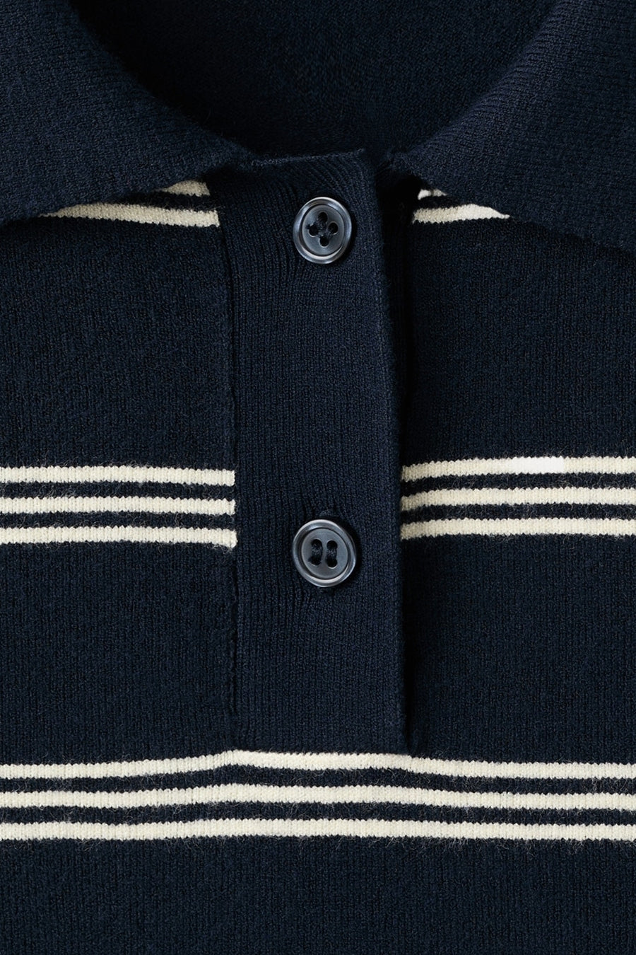 Polo à manches courtes bleu de MANGO, rayures horizontales et fermeture boutonnée.