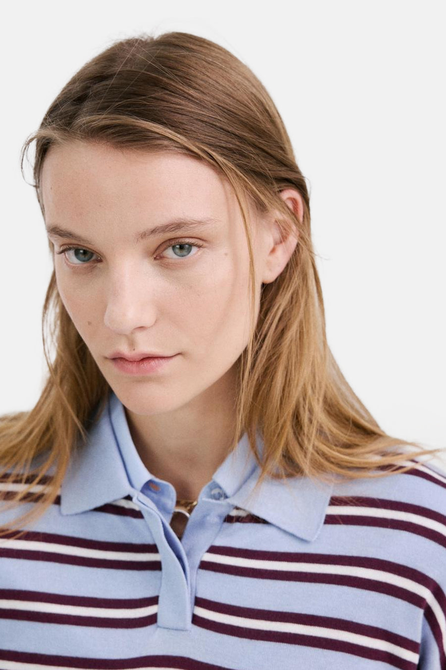 MANGO ronde hals trui met meerkleurige horizontale strepen in blauw, wit en bordeauxrood.