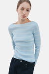Multikleuren rondehals trui van MANGO, blauw en wit gestreept, gedragen met een donkerblauwe jeans, achtergezicht.