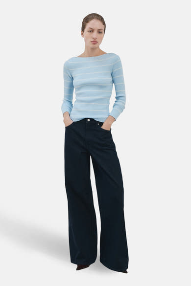 Multikleuren rondehals trui van MANGO, horizontale strepen, gedragen met een donkerblauwe wijde jeans.