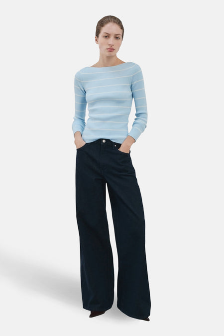 Pull à col rond multicolore de MANGO, rayures horizontales, porté avec un jean large bleu foncé.
