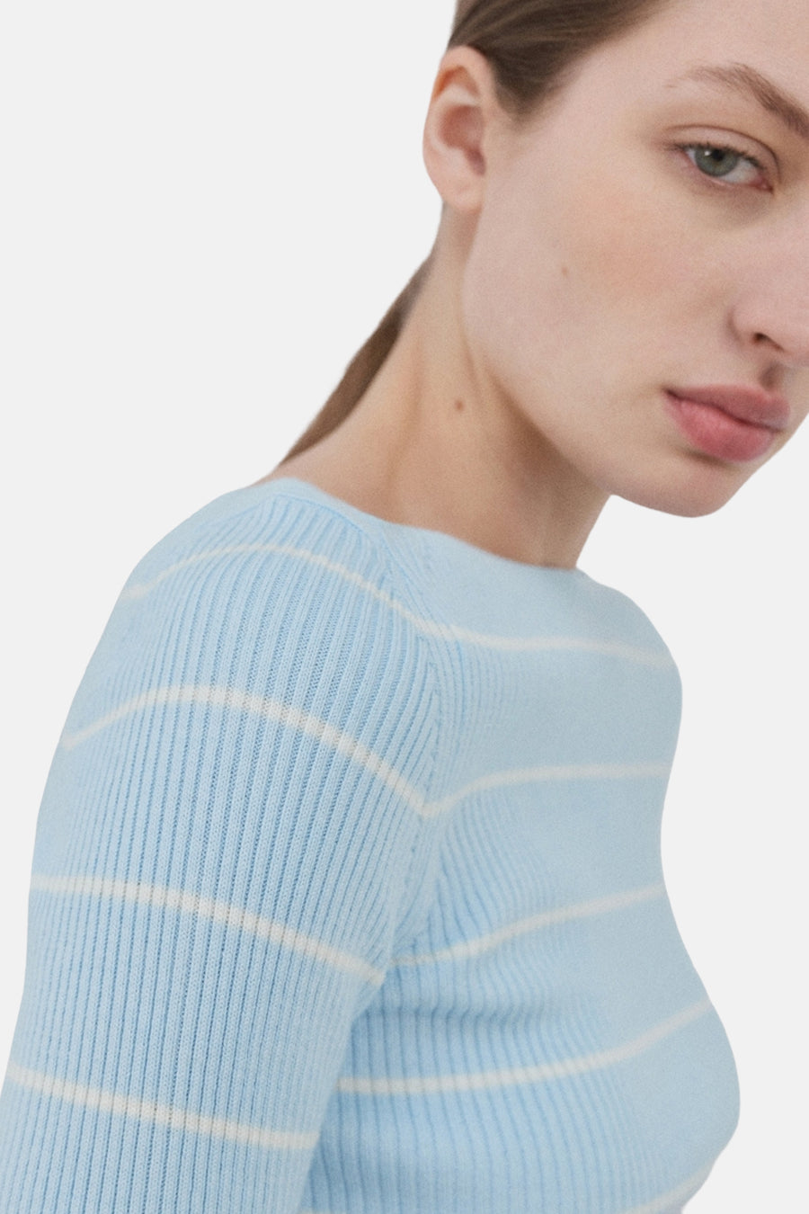 Multikleuren rondehals trui van MANGO, met horizontale strepen en een geribbelde textuur.