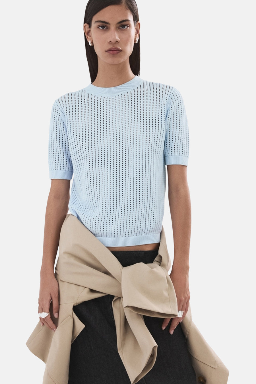 Blauwe rondehals trui van MANGO met opengebreide structuur, gedragen met een donkere rok, achterzijde.