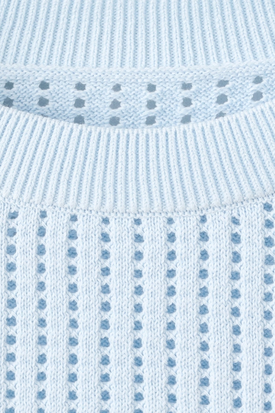 Blauwe trui met ronde hals van MANGO met ajourpatroon en gebreide textuur.