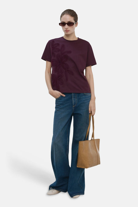 T-shirt bordeaux à manches courtes de MANGO, avec un motif floral ton sur ton.