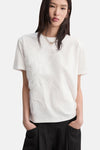 Wit T-shirt met korte mouwen van MANGO, met een relaxte pasvorm gedragen met een wijde zwarte broek.