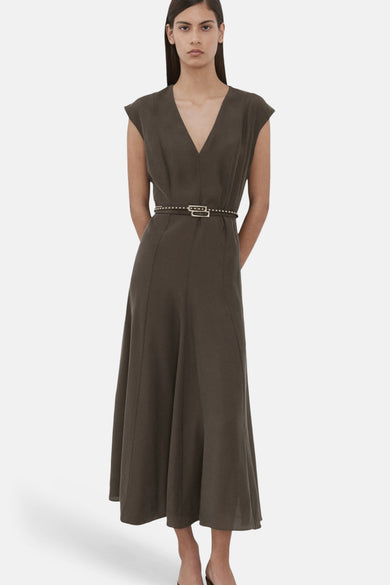 Robe marron par MANGO, avec une ceinture à clous et une coupe midi évasée.