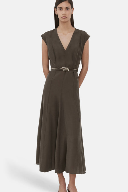 Robe marron par MANGO, avec une ceinture à clous et une coupe midi évasée.