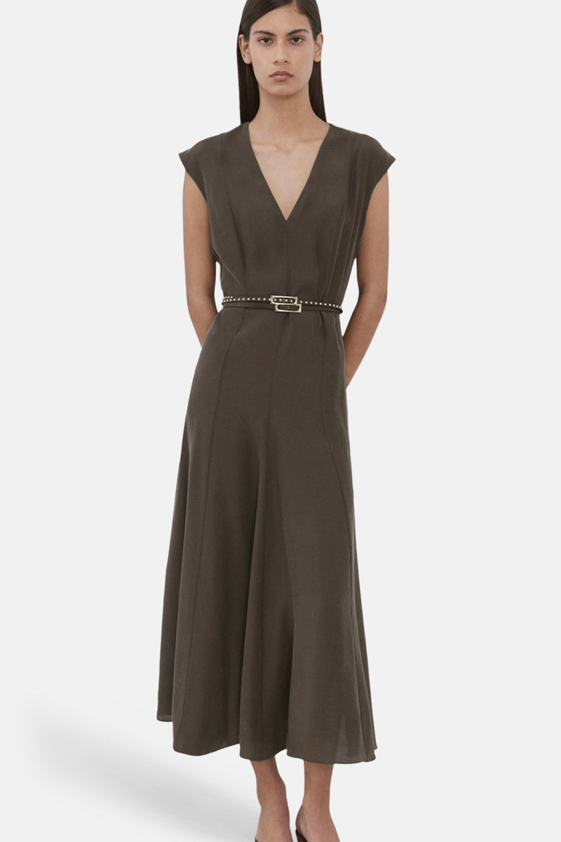 Robe marron par MANGO, avec une ceinture à clous et une coupe midi évasée.