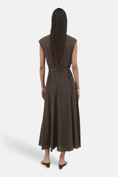 Robe marron de MANGO, avec une ceinture à chaîne, longueur midi et coupe évasée.
