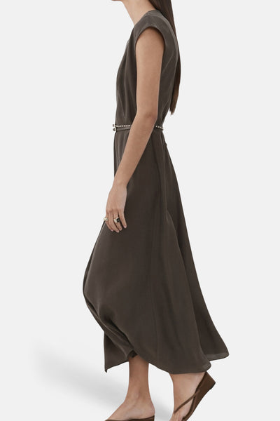 Robe marron de MANGO, avec ceinture fine et sandales compensées portées par le modèle.