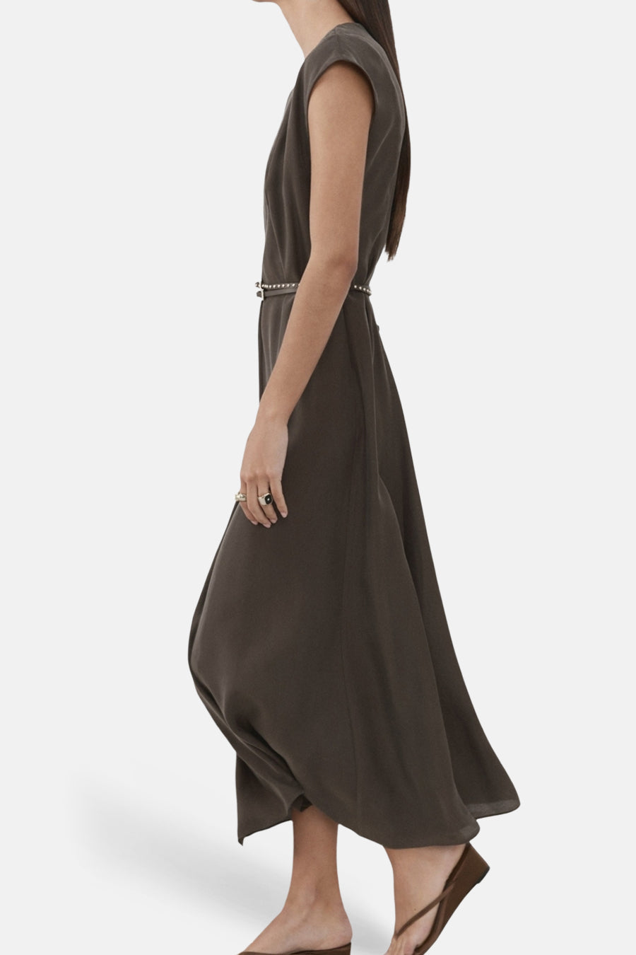 Robe marron de MANGO, avec ceinture fine et sandales compensées portées par le modèle.
