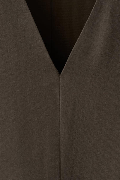 Bruine jurk van MANGO, verticale stikseldetails aan de voorkant, effen getextileerde stof.