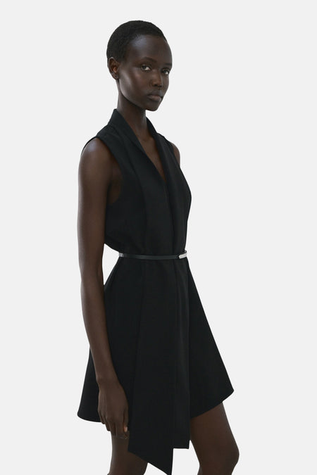 Robe noire de MANGO, coupe asymétrique, ceinture fine noire à boucle argentée.
