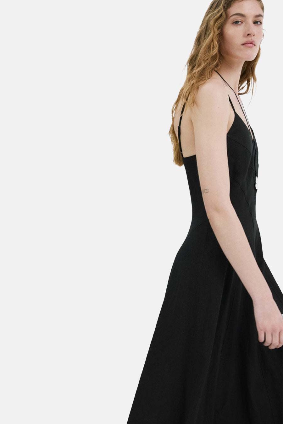 Zwarte jurk van MANGO, A-lijn model, met dunne bandjes en midi-lengte.