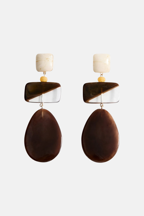Multikleuren oorbellen van MANGO, met contrasterende geometrische vormen in gemarmerde en transparante hars.