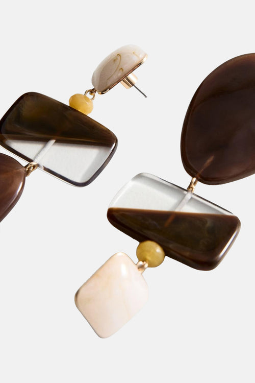 Multikleuren oorbellen van MANGO, met geometrische vormen in bruin, ivoor en geel hars.